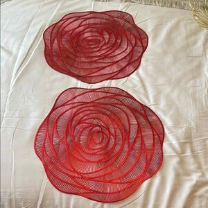 Pre owned Red Rose-Shaped 2 piece set Placemats